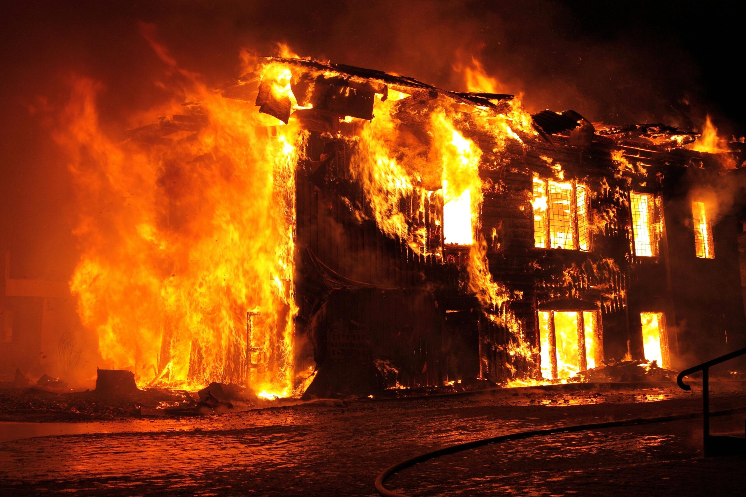Inicio A dramatic nighttime scene of a house engulfed in flames in Tulan, Russia.